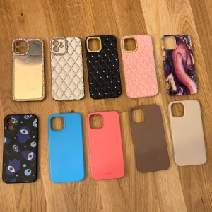 Mobilskal set för iPhone 12 - Säljer ett set av stiliga mobilfodral i olika färger och mönster. Inkluderar glittriga och quiltade designer i guld, svart och rosa, samt ett abstrakt mönster i lila och rosa. De är för iPhone 12. Skriv vid frågor💓