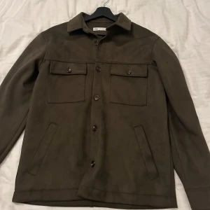 Mörkgrön mocha overshirt  - Säljer min Khaki mocha overshirt från zara, använd fåtal gånger och är i nyskick, säljs då jag rensar garderoben.