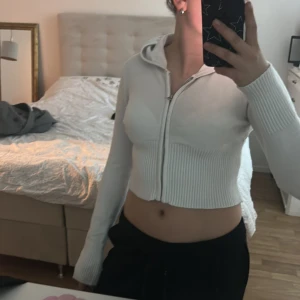 Vit croppad hoodie från Gina Tricot - Säljer en jättesöt vit croppad hoodie från Gina Tricot med dragkedja framtill. Säljer pga för liten🩷