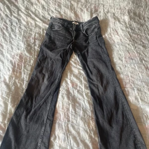 Svarta jeans från Gina Tricot - Snygga svarta jeans från Gina Tricot i storlek 152. De har en klassisk femficksdesign och stängs med två knappar framtill. Perfekta för en stilren look. Inga tecken på använda! Lowwaist, Nypris: 500 kr, DM:a mig för prisförslag