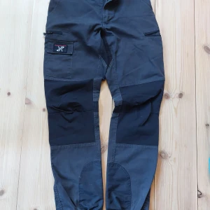 Revolution race byxa  - Outdoor byxa nordwand, grafit / svart sparsamt använda stl 40 jag tkr de är små i stl, upplevs som M