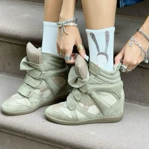 Isabel Marant skor - Superfina Isabel marant skor i storlek 37, färg grön/beige/olivgrön de är äkta men har tyvärr inget kvitto. Skriv för fler frågor!🌸💕