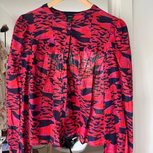 Jättefin vårig blus ifrån Lindex  - Säljer denna jättefina blus från Lindex, har använt den max 1 gång bara så den är som i nyskick ❤️🥰