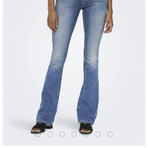 Blå bootcut jeans - Snygga jeans ifrån only, de är midwaist och i strl S/34 och är lite för långa för mig som är 173. Jeansen är använda max 2 gånger och säljer just för att de aldrig kommer till användning, privata bilder kan sickas bara att skriva, nypris 500