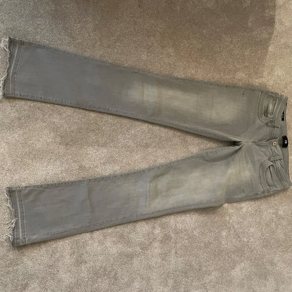 Snygga grå jeans från LTB med en klassisk femficksdesign. De har en knappgylf och är i en rak passform. Perfekta för en stilren look. De är uppsprätta där nere för att passa min längd men går självklart att sy upp igen! Storlek: W28 L34⭐️. Farkut & Housut.