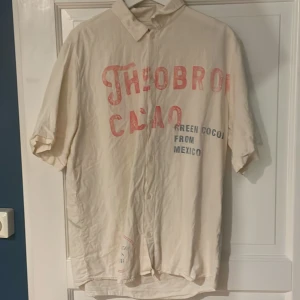  Skjorta från Zara - Sommrig oversized skjorta från zara i storlek Small. Den sitter däremot nog mer som medium. Tveka inte på att skriva