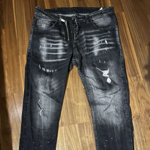 Dsquared2 jens - Hej ! Säljer dessa fina Dsquared2 jens, storlek 28-30 i W, lite söndriga där bak men går att sy enkelt, annars helt fina jens, hör av er vid frågor !