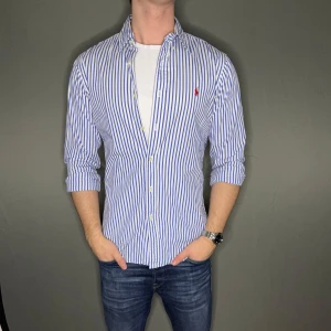 Ralph lauren skjorta - Hej säljer nu min fina Ralph Lauren skjorta i storlek M. Den är i nyskick och kommer vara otroligt snygg nu i vår och framåt sommaren. Nypris cirka 1600kr! Vi kommer att sälja liknande produkter nu i vår och närmare sommar så glöm inte följa profilen!🌊🍾