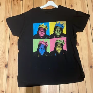  graphic tee med biggie tryck - Tryck av The Notorious B.I.G. Tillverkad i 100% bomull. Tveka inte på att skriva!