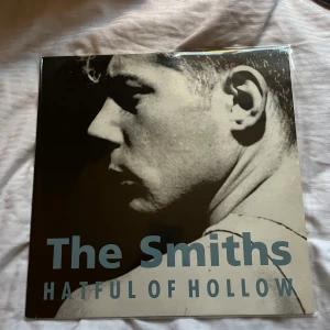 The Smiths - Hatful of Hollow - Vinylskiva av The Smiths med albumet Hatful of Hollow, Inga defekter och priset kan diskuteras!💗