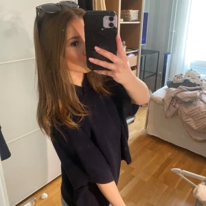 Blå stickad hoodie - Säljer en marinblå stickad hoodie med trekvarts ärmar. Perfekt för en avslappnad stil och enkel att matcha med jeans eller kjol. Tröjan har en bekväm passform. Jätte fin nu till våren. Köpt här på plick men knappt använd, nyskick. Barnstorlek men oversized så sitter som en xs-s, pris kan diskuteras💞❤️