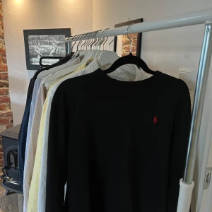 Svart tröja från Polo Ralph Lauren - Säljer en klassisk svart tröja från Polo Ralph Lauren med röd logga på bröstet. Använt hemma endast.