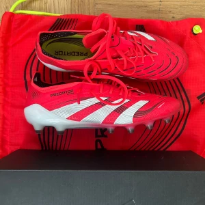 Adidas predetor (HELT NYA!!) - Säljer nu dem här adidas predetor fotbollsskorna i storlek 40 2/3. HELT nya och är till för spel på konstgräs (AG) hör av er vid frågor.