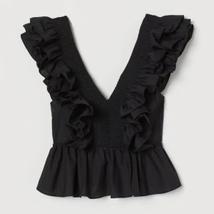 Volangtopp - ❌Sänker inte priset❌såå populär och eftertraktad topp från H&M med volanger🖤🖤nästan omöjlig att få tag i därav priset!!