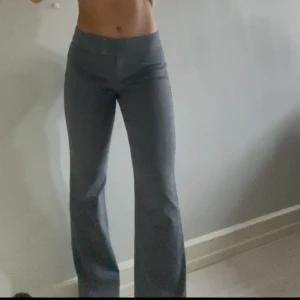 Grå kostymbyxor - Säljer dessa fina gråa kostymbyxor i storlek 34💓