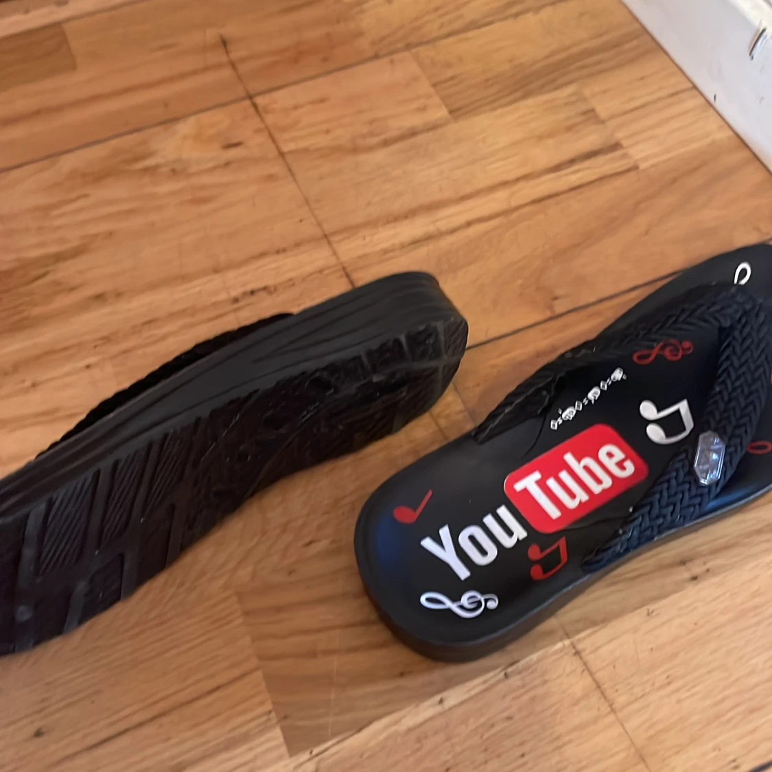 Svarta YouTube sandaler - 1