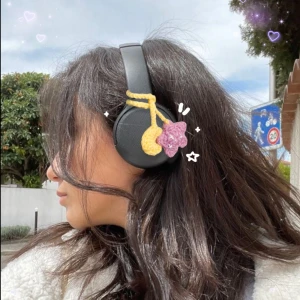 Moon & Star Headphone Charm 🌙🌸 - Virkad måne och stjärna med broderat glitter och små pärlor ✨ Passar perfekt att knyta runt hörlurar eller väska som dekoration!  💌 Frakt 22kr via swish eller använd KÖP knappen! Postas inom 3 dagar efter betalning 🤗