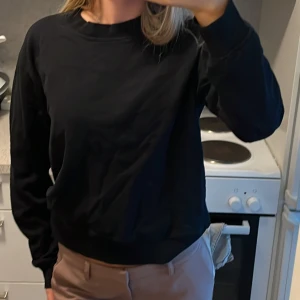 Sweatshirt - Basic tröja🫶M men sitter som en S, ena ärmen har sömmen åkt upp lite!