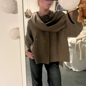 Stickad tröja med halsduk  - Från Zara storlek S-M 💖 så mysig och fin!! 