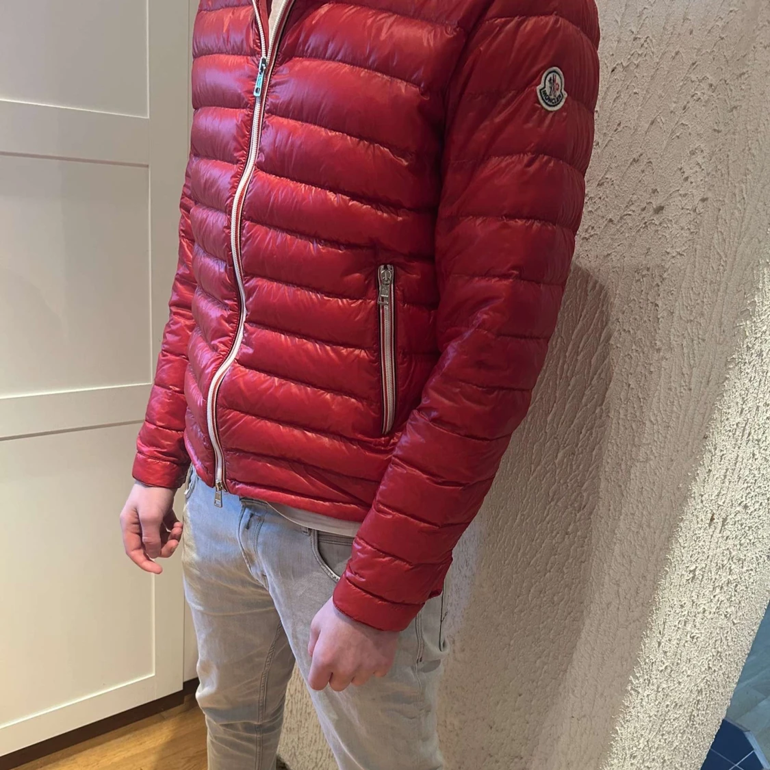 Röd dunjacka från Moncler