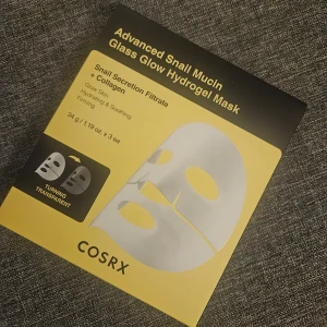 Cosrx Advanced Snail Mucin Glass Glow Hydrogel Mask - En återfuktande och lugnande hydrogelmask från COSRX med snigelsekretfiltrat och kollagen. Masken ger en glasliknande lyster och fasthet till huden. Perfekt för en uppfriskande ansiktsbehandling. 3 stycken i en förpackning, helt oöppnade!