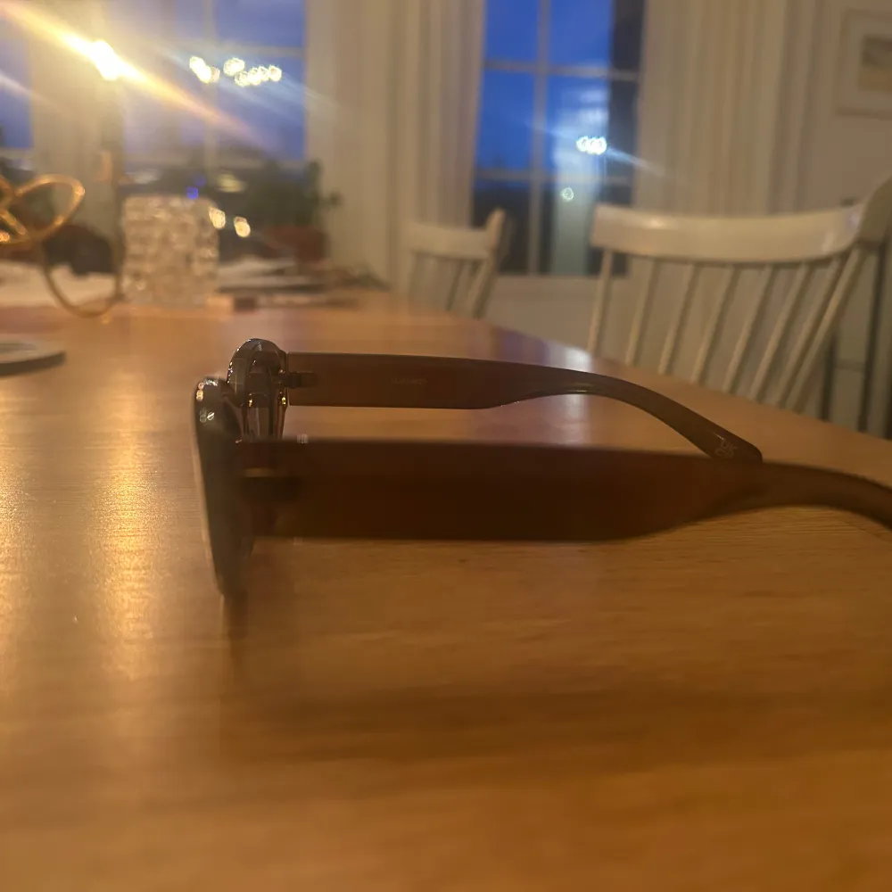 Snygga svarta solglasögon med en stilren oval form. Perfekta för att ge en cool touch till din outfit. De har en glansig finish och passar de flesta ansiktsformer.. Asusteet.