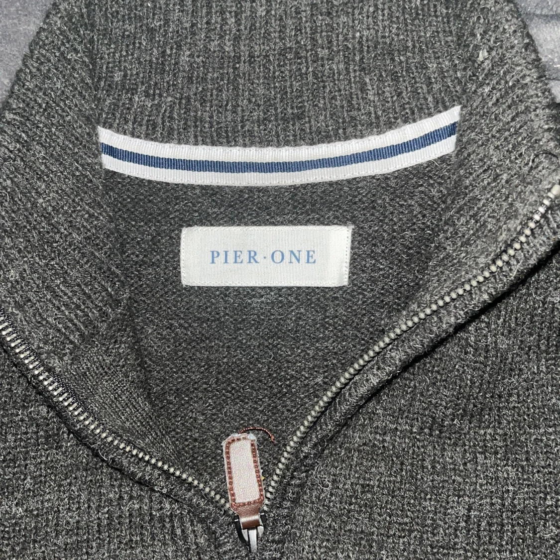 Mörkgrå stickad tröja från Pier One - 1