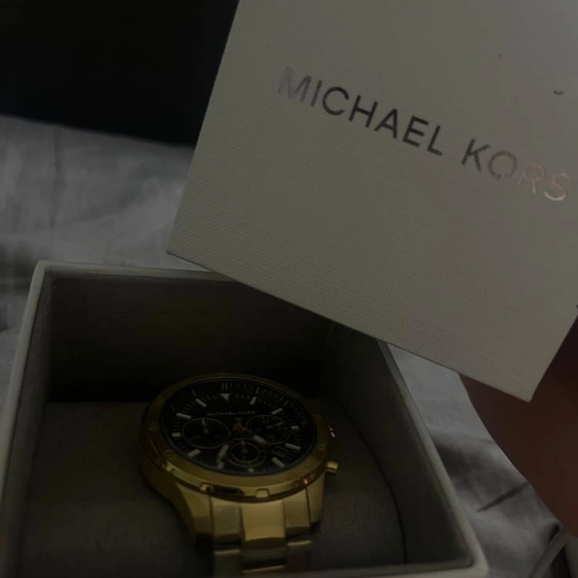 Guldfärgad klocka från Michael Kors hellt ny. Pris 3200kr säljer billigt  - 3
