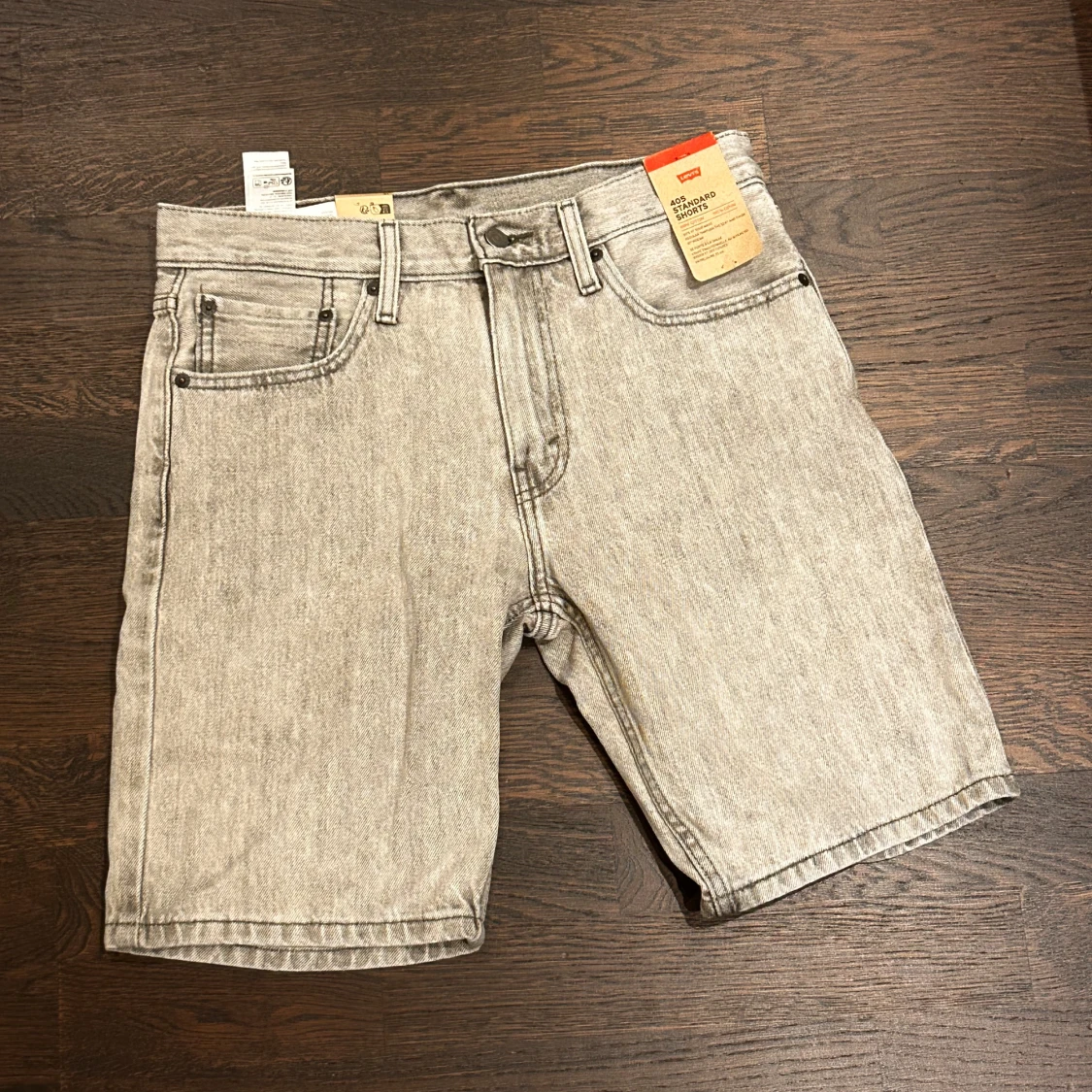 Grå jeansshorts från Levi's