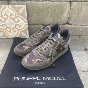 Philippe Model Trainers - säljer nu dom här riktigt feta model trainers TRPZ i size 42 (passar 43). skorna är använda men i riktigt bra skick. dustbag ingår och priset är inte hugget i sten. det är bara att höra av sig vid minsta lilla. 
