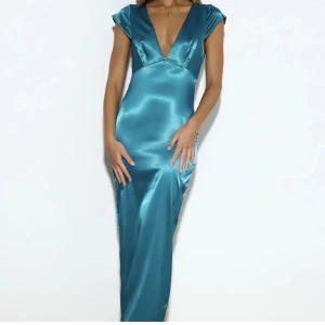 Blå långklänning från Hello Molly - Säljer en fantastiska balklänning från hello Molly, använd 1 gång så i perfekt skick❤️ Nypris 1450kr, köpt på Plick men passade ej. Superfin och lyxigt material, har inga mått💞