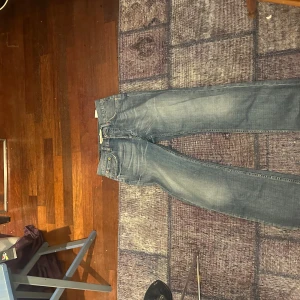 Blå jeans från Levi's - Säljer ett par klassiska blå jeans från Levi's. De har en rak passform och är tillverkade i slitstarkt denim. Perfekta för en avslappnad stil. 🕶️