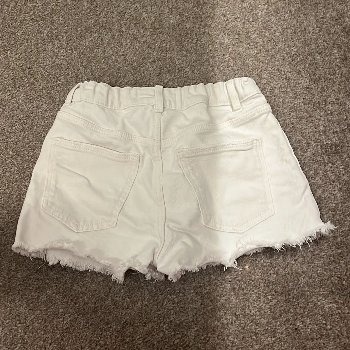 Vita shorts med fransar - 1