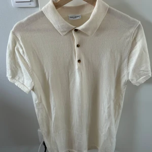 Beige pikétröja från John Henric - Säljer en stilren beige pikétröja från John Henric i 100% merinoull. Perfekt nu inför sommaren . Storlek S 