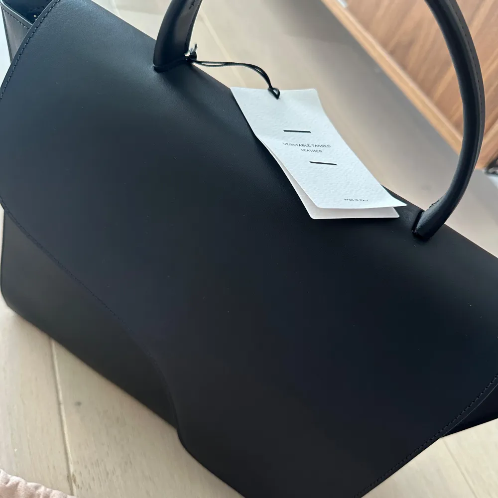 Helt ny. Material: 100% vacchetta Foder: 100% koskinn Yttermaterial: 100% vacchetta Dragkedja upptill Dustbag: Ja Tillverkad i Italien Längd på rem: 45 cm Bredd: 45 cm Volym: 9.98 liters Höjd: 25 cm Djup: 13 cm. Laukut & Käsilaukut.