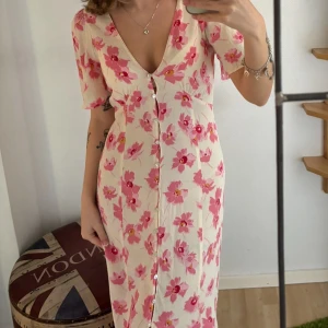 Blommig midsommarklänning - Använd en gång (från midsommar förra året) 