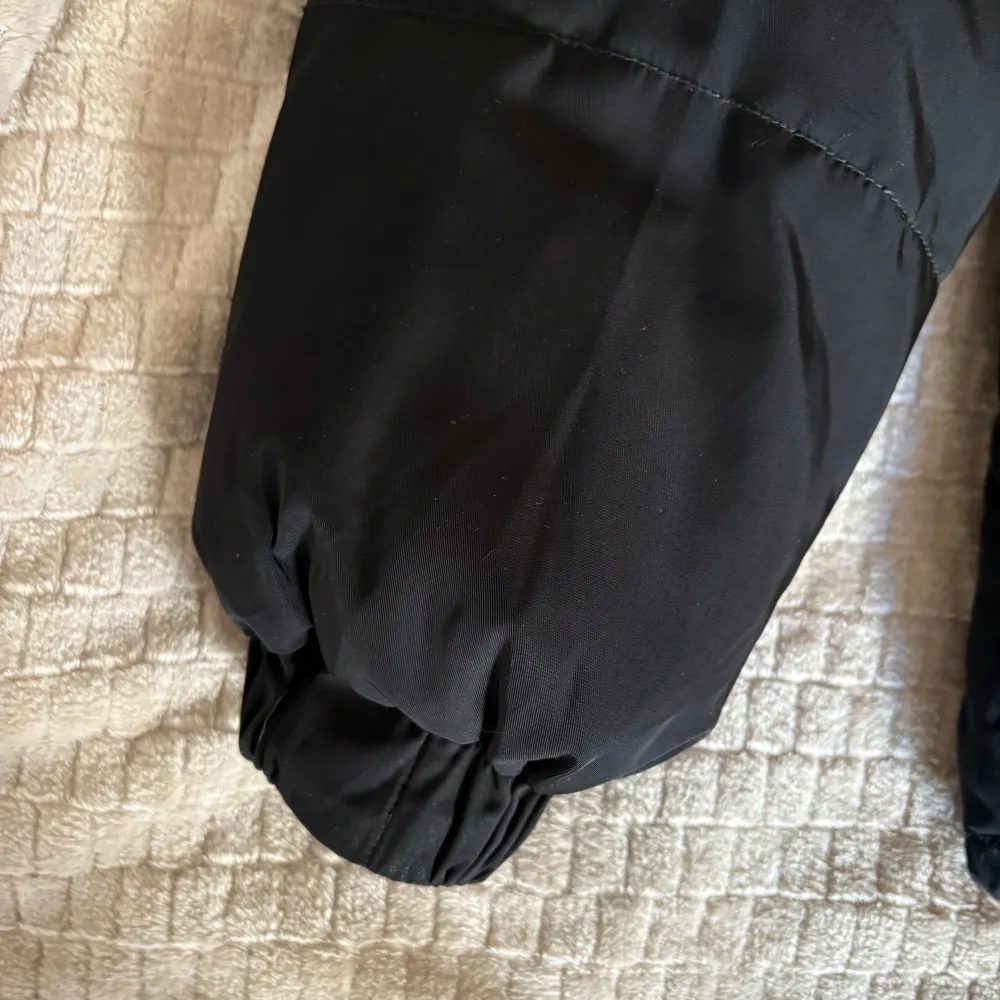 Säljer en svart pufferjacka från Pull&Bear. Jackan har en huva och stängs med både dragkedja och knappar. Perfekt för kalla dagar då den håller värmen jättebra. Använd men i fint skick🤍. Takit.
