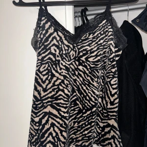 Hunkemöller Velour Linne - Velourlinne från Hunkemöller, strl S. Väldigt stretchigt och mjukt. Aldrig använt.