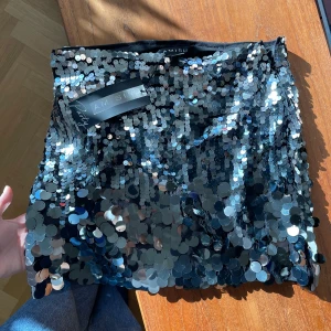 Svart paljettkjol - Aldrig använd. Lappen sitter kvar 