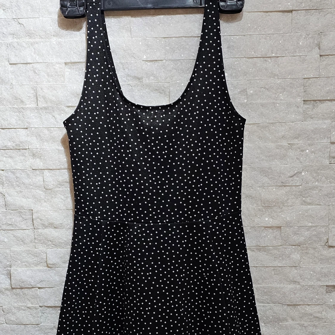 Svart prickig klänning från Divided