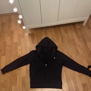 Ralph lauren hoodie  - Säljer en riktigt fet mörkblå Ralph lauren hoodie i storlek m den är i fint skick och kommer inte till användning mer finns de fler frågor är det bara att höra av sig 🤗🙌