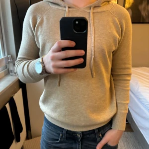 Beige hoodie stickad - Säljer denna riktigt feta stickade hoodien som är riktigt skön. Passar skitbra till alla tillfällen.  Pris kan diskuteras