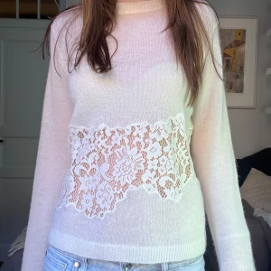 Vit stickad tröja med spetsdetalj - Supersnygg tröja från Zara, använd 1 gång💕💕