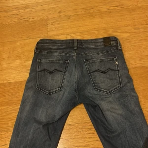 Blå jeans från Replay - Replay jeans mörkblå st 27 slimfit. Fråga om du undrar något.
