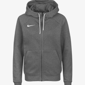 Grå tjocktröja Nike performance  - Grå tjocktröja från Nike performance. Är i väldigt bra skick och inget slitage.