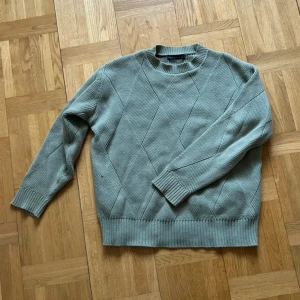 Grön stickad tröja från M&S Collection - Fin tjocktröja som är ganska rak i modellen. Den är i jättebra skick och normal i storleken!