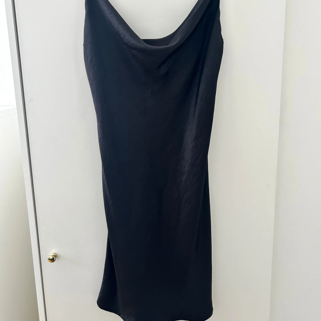 Svart satin klänning