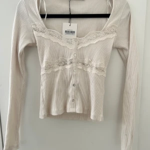 Vit ribbad topp med spetsdetaljer - Vit långärmad tröja från Zara i storlek xs,aldrig använd💕