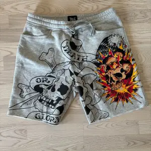 Säljer ett par grå shorts från Ed Hardy. 