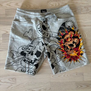Grå shorts från Ed Hardy🩶 - Säljer ett par grå shorts från Ed Hardy. 